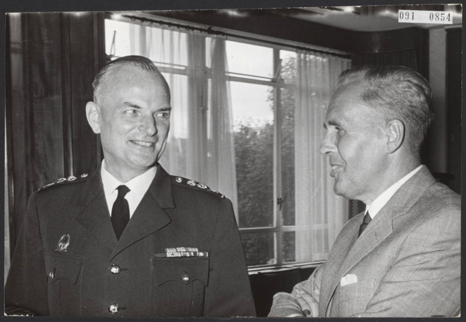 De Amsterdamse hoofdcommissaris van politie H.J. v.d. Molen heeft op zijn laatst, Bestanddeelnr 091-0854