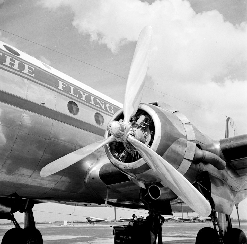 De Douglas DC-4 Edam met de KLM huisstijl op de romp zowel als op de motorgond, Bestanddeelnr 255-8917