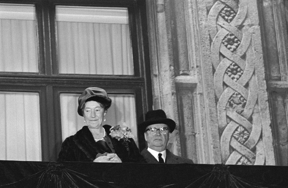 De abdicatie en opvolging in Luxemburg, op het balkon van het Paleis Groothertog, Bestanddeelnr 934-6443
