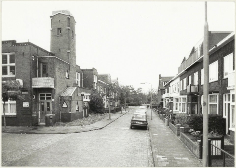 De Abeelstraat, hoek Berkenstraat, ziende naar het noorden. NL-HlmNHA 54010165