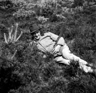 De dirigent Eduard van Beinum ligt met een jachtgeweer in de natuur in de buurt , Bestanddeelnr 254-2588