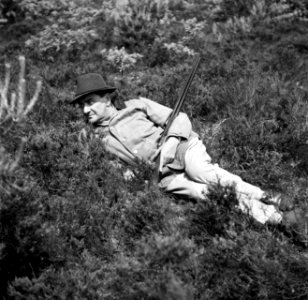 De dirigent Eduard van Beinum ligt met een jachtgeweer in de natuur in de buurt , Bestanddeelnr 254-2587