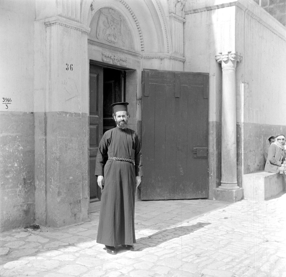 De archimandriet van Lydda voor de ingang van de St Joriskerk, Bestanddeelnr 255-0100