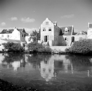 De achterzijde van Huize Stroomzicht aan de Pater Euwensweg 35 in Willemstad op , Bestanddeelnr 252-7172