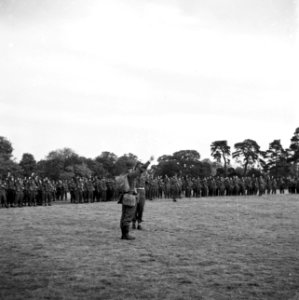 De aangetreden manschappen van het regiment Stoottroepen brengen een driewerf ho, Bestanddeelnr 255-7996