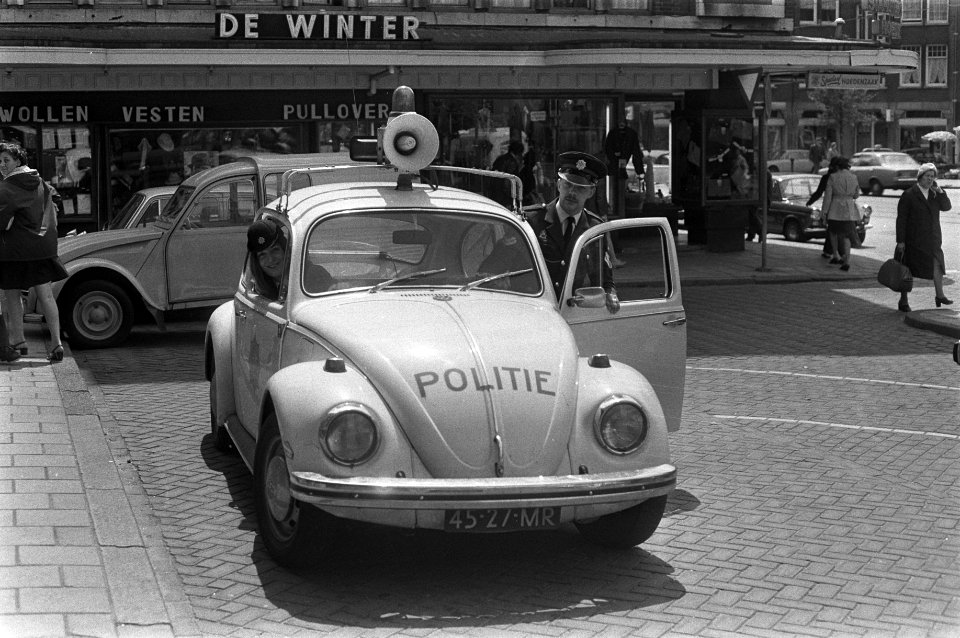 De agenten poseren in hun politieauto, Bestanddeelnr 925-6877