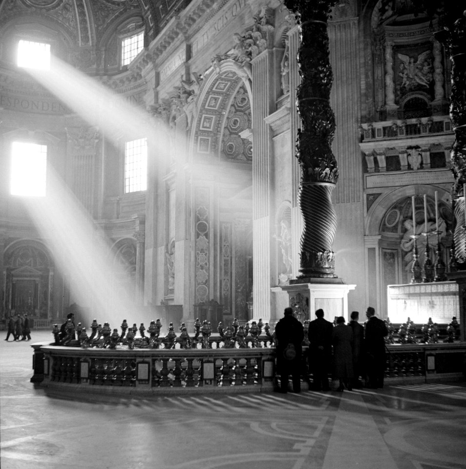 De apsis van de Sint-Pietersbasiliek met vooraan de bronzen lampen op de balustr, Bestanddeelnr 254-5536
