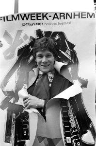 De acteur Paul Jones kijkt door een affiche, Bestanddeelnr 920-4077
