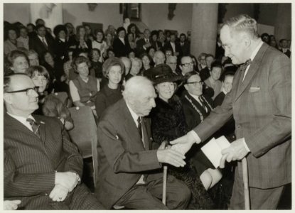 De dichter Roland Holst feliciteert Jan Bronner met zijn negentigste verjaardag. V.l.n.r. Commissaris v.d. Koningin de heer Kranenburg Jan Bronner H.K.H.Prinses Beatrix, Burgemeester de Go, NL-HlmNHA 54011896