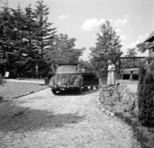 De dirigent Eduard van Beinum arriveert met zijn zoon Bart in een open DKW bij z, Bestanddeelnr 254-2576