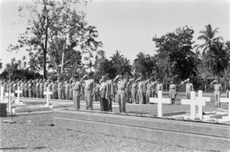 De aanwezigen, waaronder resident Van Straten, commandant Sluyter en burgemeeste, Bestanddeelnr 463-4-3