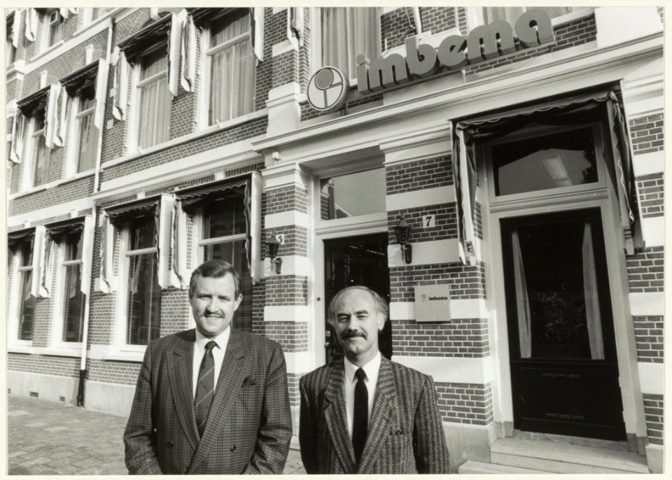 De directeuren vaan de Imbema-handelsonderneming (Internationale Metaal Beschermings Maatschappij) voor het pand aan de Mauritsstraat. NL-HlmNHA 54031944