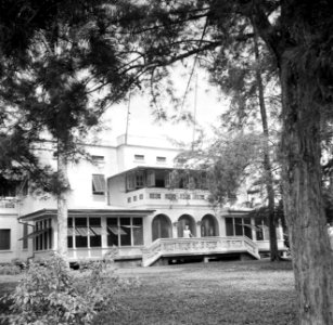 De directeurswoning, 'Casa Blanca', van de Surinmaase Bauxiet Maatschappij in Mo, Bestanddeelnr 252-6977
