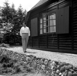 De dirigent Eduard van Beinum wandelt langs zijn buitenhuis Bergsham in Garderen, Bestanddeelnr 254-2573