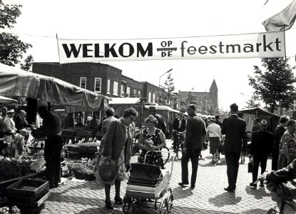De donderdagse weekmarkt in de Floresstraat, nabij de Timorstraat, ziende naar het oosten. Op de achtergrond de Bethelkerk. Aangekocht in 1977 van fotograaf C. de Boer. Identificatienummer 5, NL-HlmNHA 54010660
