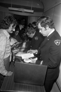 De bagage van een passagier wordt gecontroleerd, Bestanddeelnr 926-9139