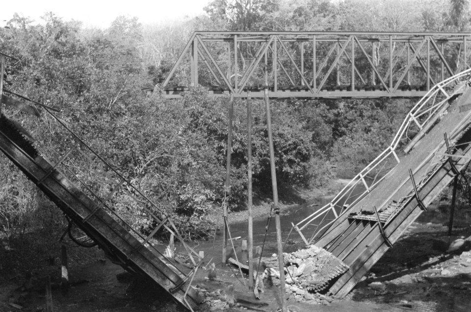 De door de TNI grondig vernielde brug over de Lematang op de weg tussen Lahat en, Bestanddeelnr 322-2-1