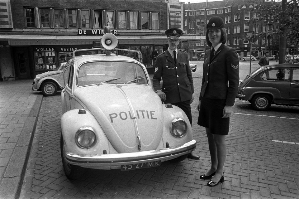De agenten poseren bij hun politieauto, Bestanddeelnr 925-6876