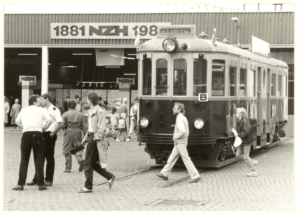 De blauwe tram cq Boedapester op de open dag van de NZH voor de remise aan de Leidsevaart. NL-HlmNHA 54031685