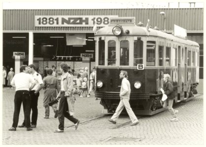 De blauwe tram cq Boedapester op de open dag van de NZH voor de remise aan de Leidsevaart. NL-HlmNHA 54031685