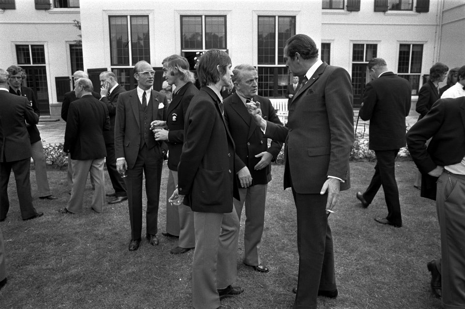 De Ajax-ploeg in de tuin van het Catshuis in gesprek met minister-president Bare, Bestanddeelnr 925-6432