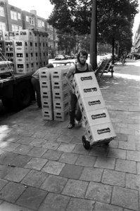 De bevoorrading van bier bij een winkel, Bestanddeelnr 928-0993