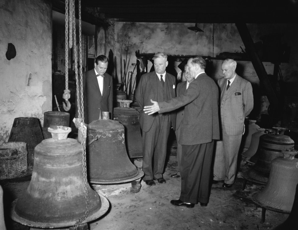 De directeur van de gieterij, de heer Van Bergen toont de burgemeester van Rhene, Bestanddeelnr 909-7817