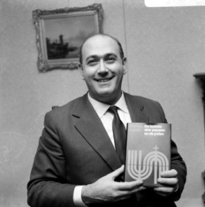 De auteur Pinchas Lapide heeft zijn boek De laatste drie pausen en de Joden aa, Bestanddeelnr 920-0457