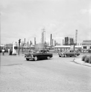 De auto met het koninklijk gezelschap bij de Isla-raffinaderij te Willemstad, Bestanddeelnr 252-3948