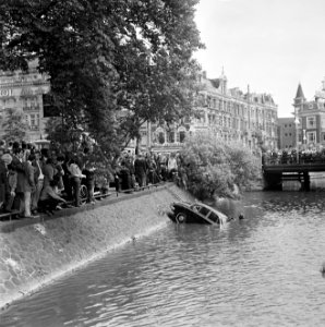 De auto wordt met een takelwagen uit het water gehaald, Bestanddeelnr 922-5763