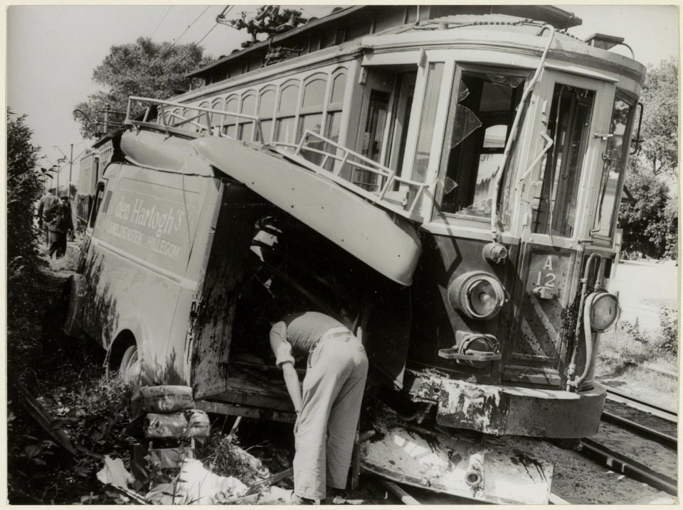 De Blauwe Tram na een botsing met een bestelauto op 13 augustus 1952 in Bentveld. NL-HlmNHA 54004211