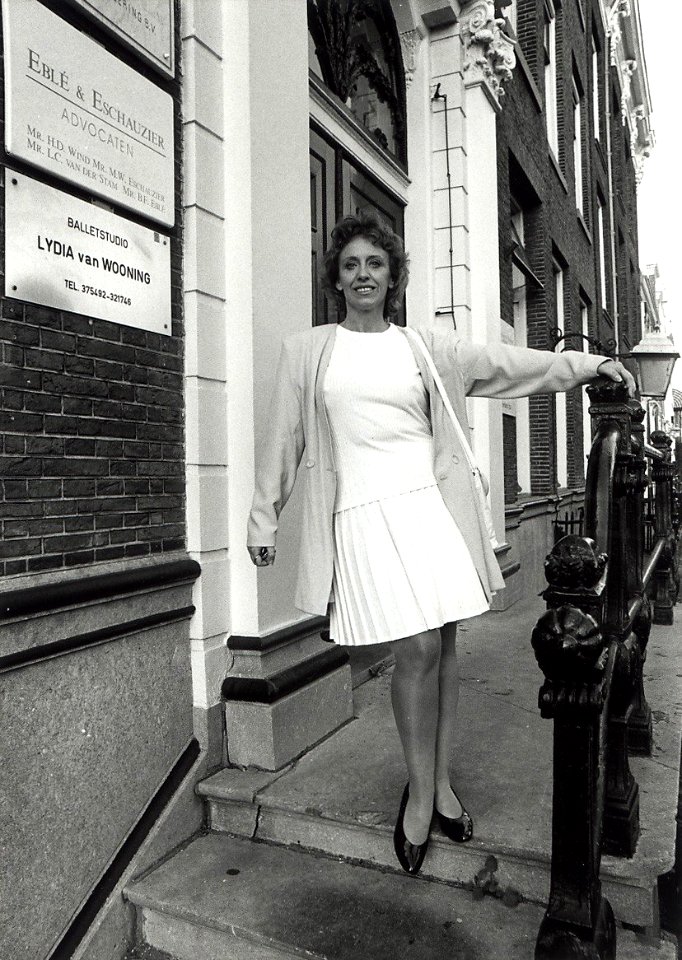 De Balletstudio van Lydia van Wooning aan de Nieuwe Gracht 74. Aangekocht in 1974 van United Photos de Boer bv. Negatiefnummer 38087 k 22. - Gepubliceerd in het Haarlems Dagblad van 06.05.19, NL-HlmNHA 54034032