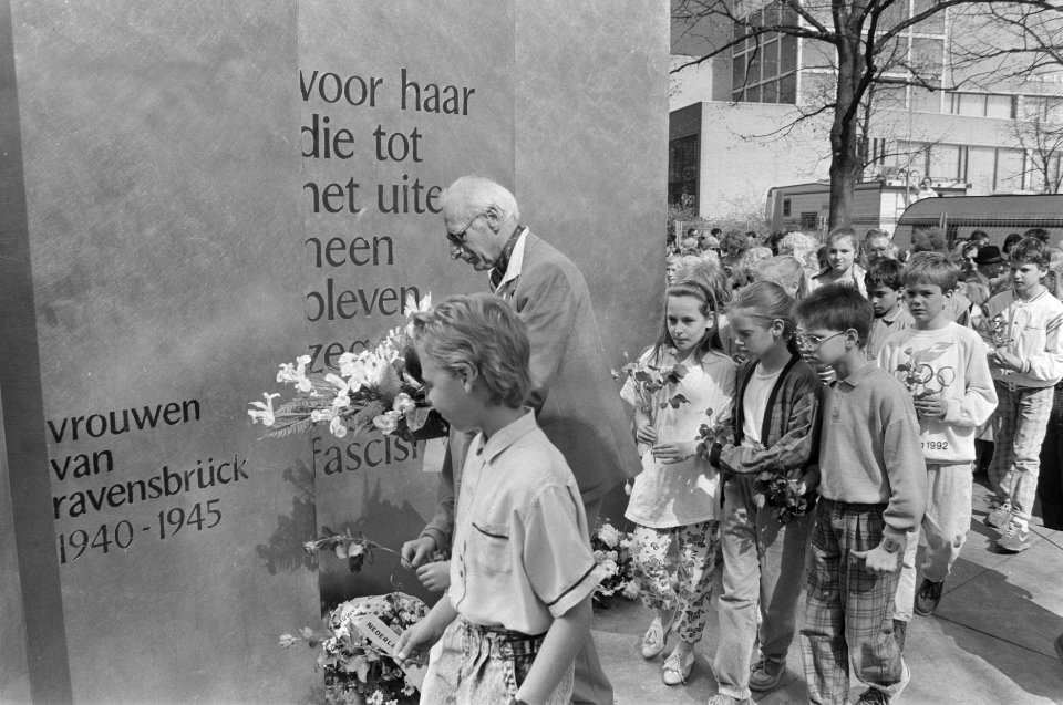 De bevrijding van het vrouwenconcentratiekamp Ravensbrück wordt herdacht bij het, Bestanddeelnr 933-9610