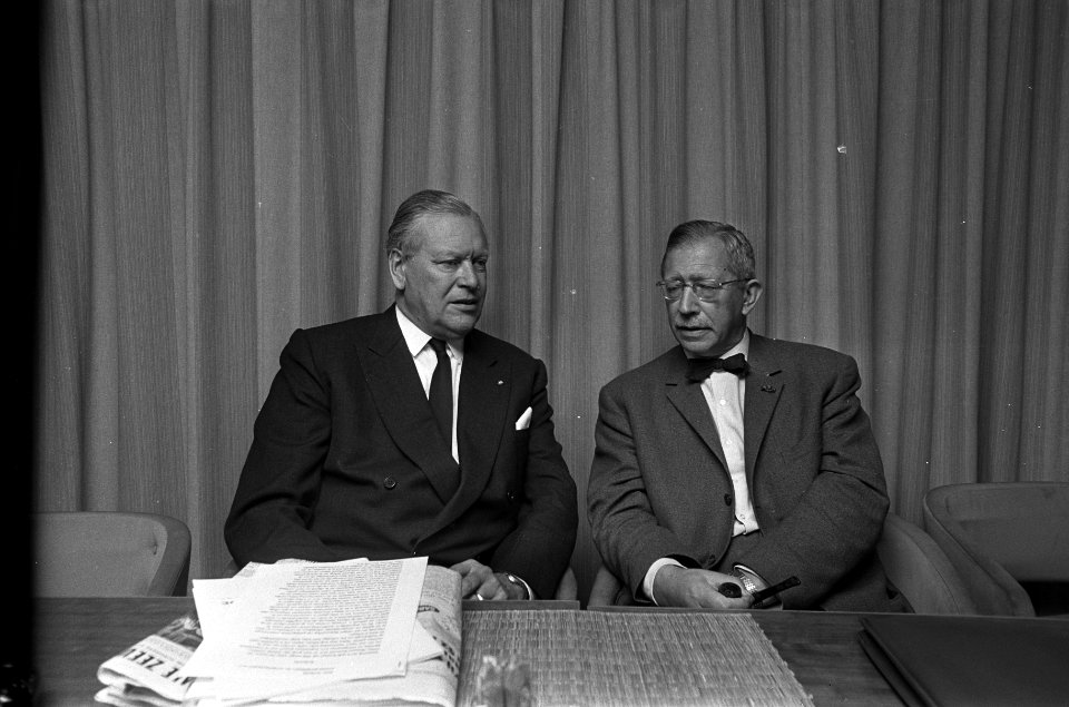 De directeuren v.d. Pols (RDM) (rechts) en Hupkes (Rijn-Schelde) geven een toeli, Bestanddeelnr 921-6574