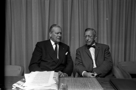 De directeuren v.d. Pols (RDM) (rechts) en Hupkes (Rijn-Schelde) geven een toeli, Bestanddeelnr 921-6574