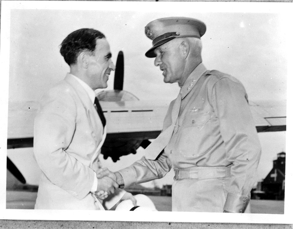 De Amerikaanse generaal George H. Brett (commandant US Caribbean Defense Command, Bestanddeelnr 934-9007