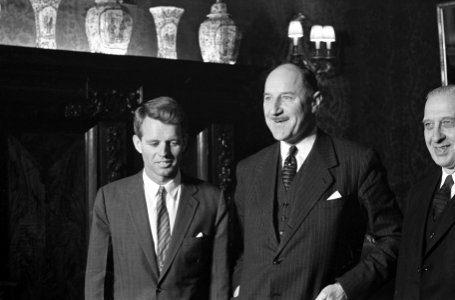 De Amerikaanse minister van Justitie, Robert Kennedy begroet door minister Luns , Bestanddeelnr 913-5662