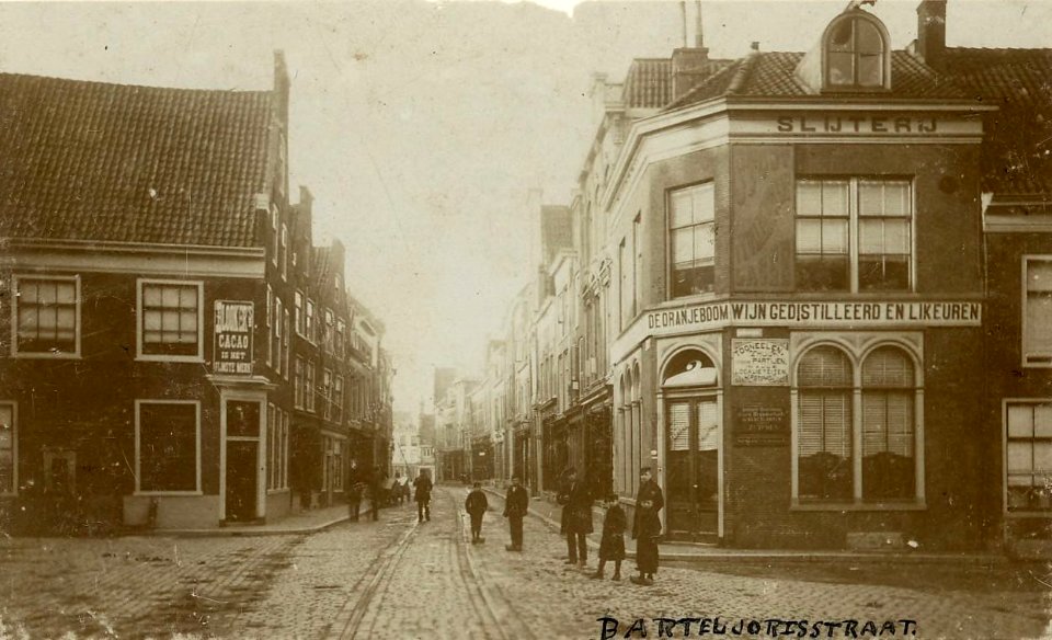 De Barteljorisstraat ziende vanaf de Kruisstraat, naar het zuiden, Inventarisnummer NL-HlmNHA 1100 KNA006008522