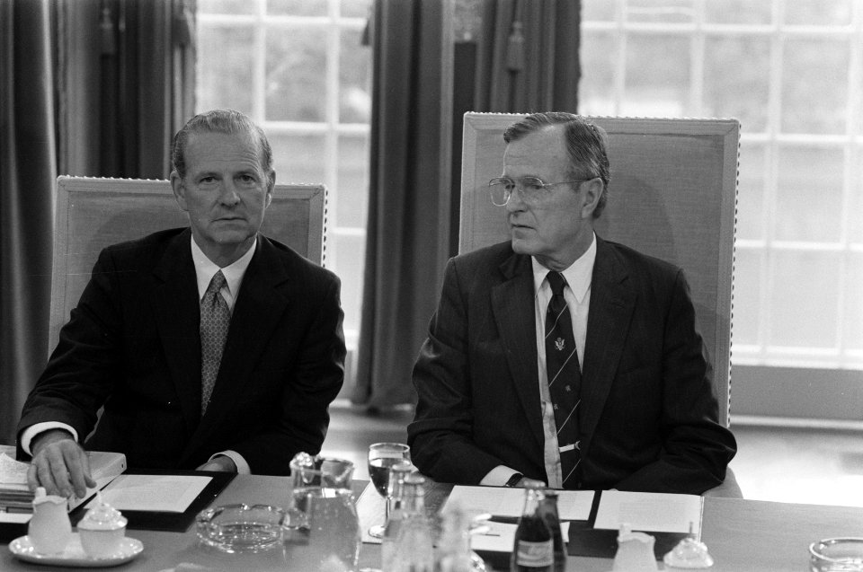 De Amerikaanse minister van Buitenlandse Zaken Baker (l) en President Bush in de, Bestanddeelnr 934-4835