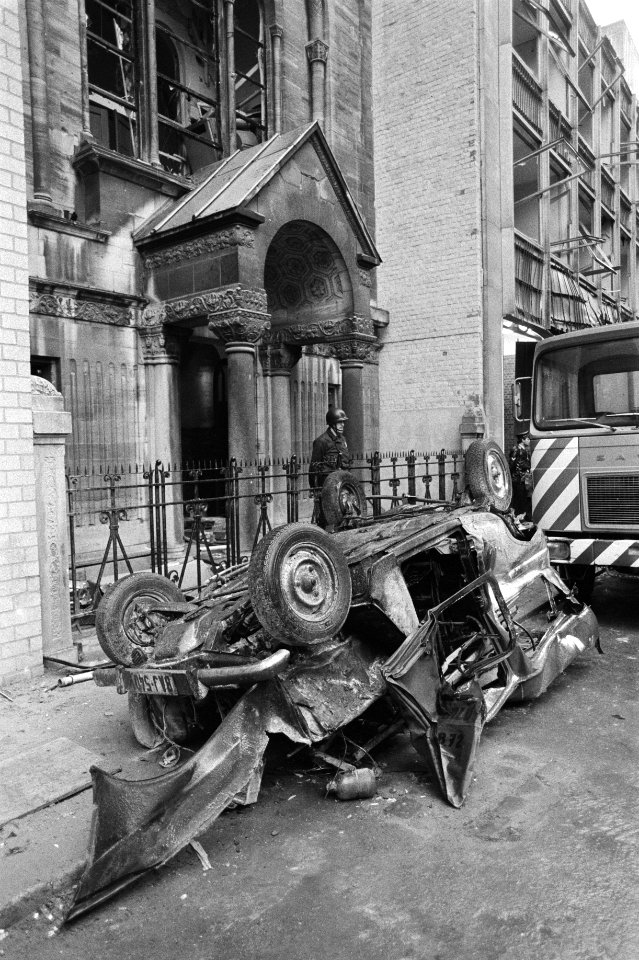 De auto waarin de bom was geplaatst, met op de achtergrond de Synagoge, Bestanddeelnr 931-7514