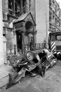 De auto waarin de bom was geplaatst, met op de achtergrond de Synagoge, Bestanddeelnr 931-7514