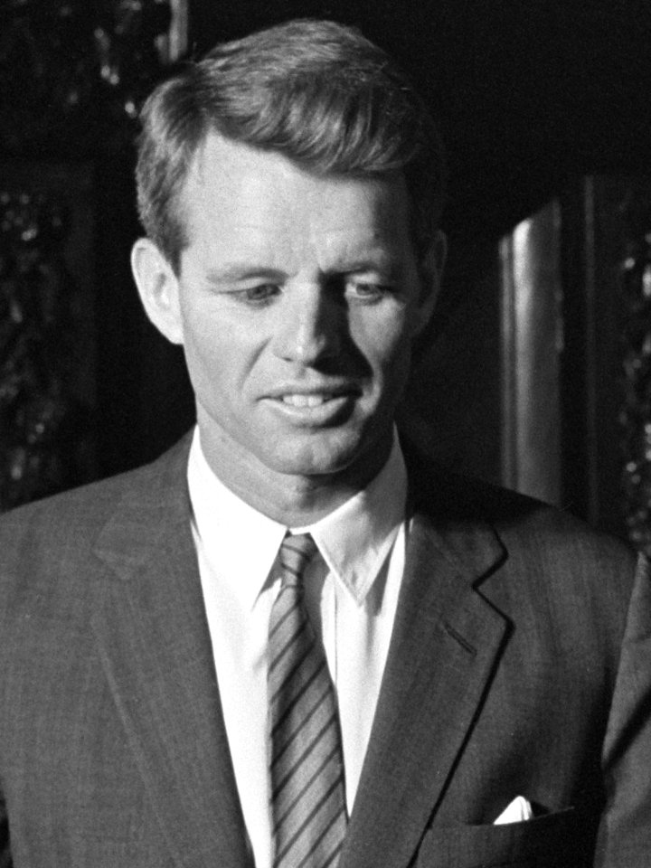 De Amerikaanse minister van Justitie, Robert Kennedy begroet door minister Luns , Bestanddeelnr 913-5662 (1)