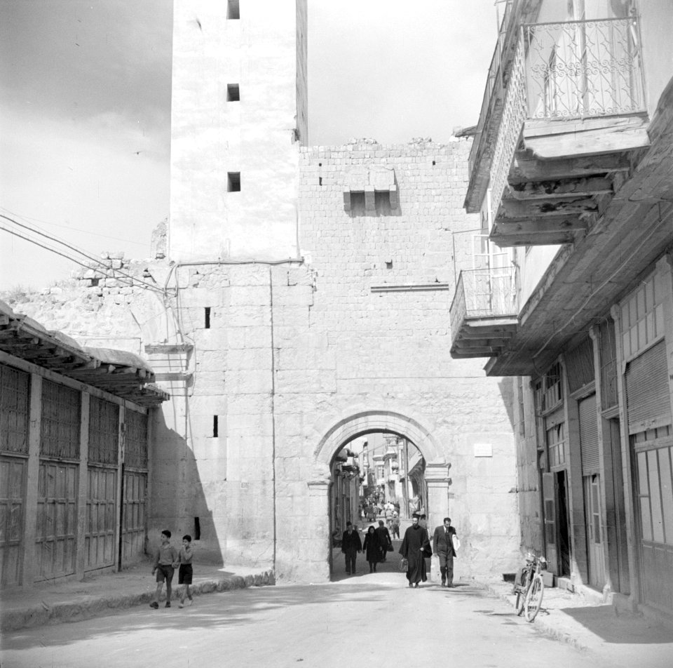 De Bab Sharqi (Oostpoort) in de stadsmuur en het begin van de straat genaamd de, Bestanddeelnr 255-5866