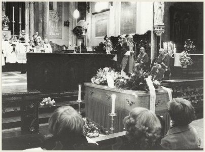 De baar van de overleden Haarlemse componist Hendrik Andriessen in de R.K. Sint Josephkerk. De heer Andriessen was voormalig organist van deze kerk. NL-HlmNHA 54012321