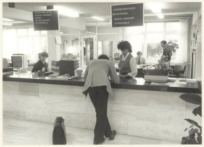 De balie van de Kamer van Koophandel, Nassauplein 4. NL-HlmNHA 54014414