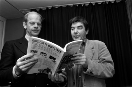 De auteur biedt het eerste exemplaar aan Bas de Gaay Fortman (links) aan, Bestanddeelnr 931-8287