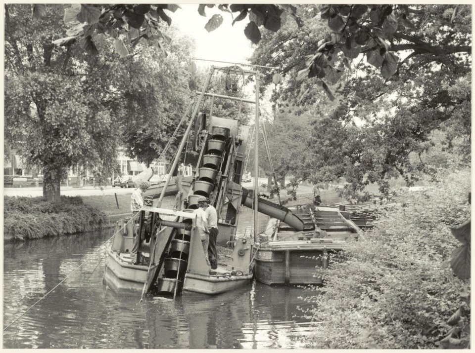 De baggermolen van de reinigingsdienst aan het werk in de Kinderhuissingel, ziende naar het noorden, NL-HlmNHA 54012289