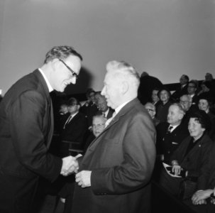 De Albert Schweitzerprijs , uitgereikt aan prof. dr. W. Banning , rechts dr. H. , Bestanddeelnr 934-6410
