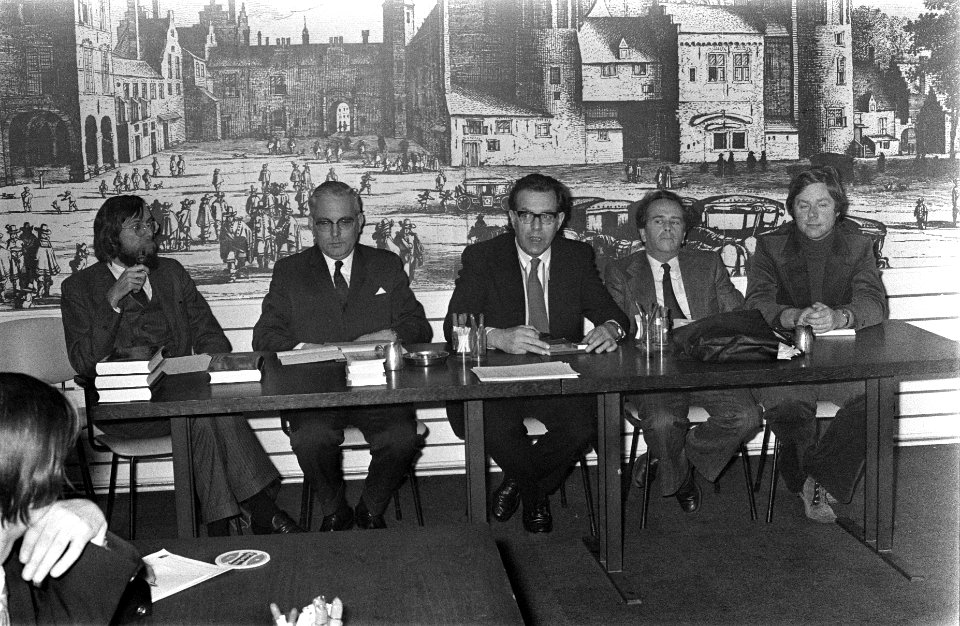 De auteur (2e van links) tijdens de perconferentie, Bestanddeelnr 926-9755
