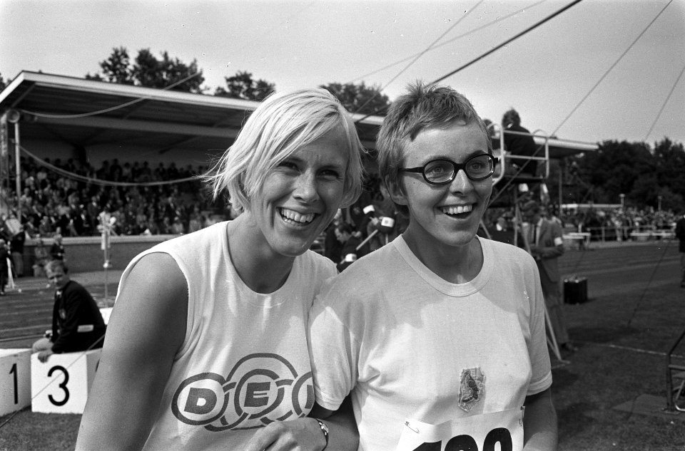 De atleten Ackermans-Thomas (rechts) en Hilly Gankema, Bestanddeelnr 921-5691